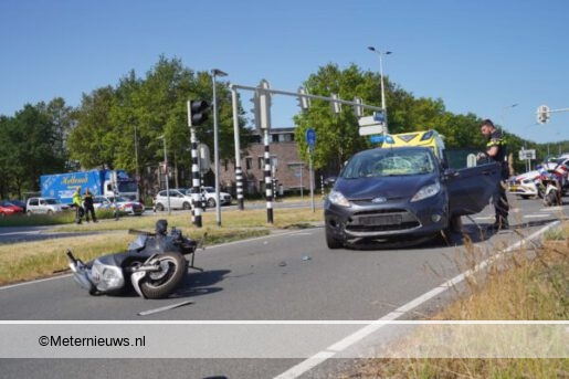 Scooterrijder gewond na botsing tegen auto Assen. Scooterrijder gewond na botsing tegen auto Assen.