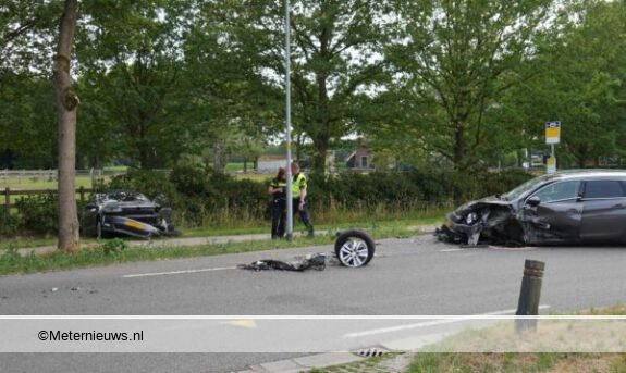 Drie gewonden na aanrijding in Wapse. Drie gewonden na aanrijding in Wapse.