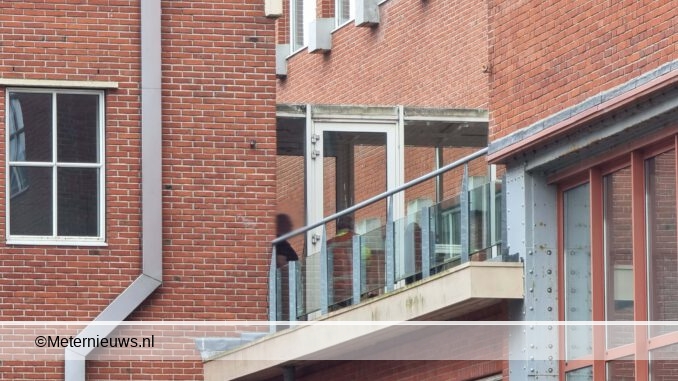 man vast op dak Groningen