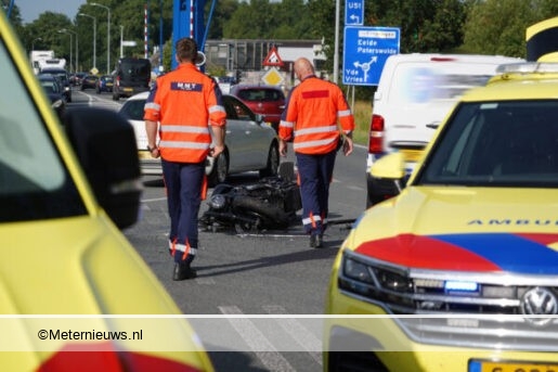 Motorrijder ernstig gewond na aanrijding in De Punt. Motorrijder ernstig gewond na aanrijding in De Punt.