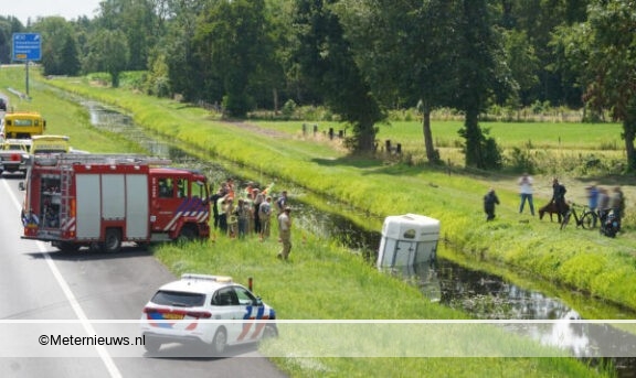 Paardentrailer met pony na ongeval water in Rouveen. Paardentrailer met pony na ongeval water in Rouveen.