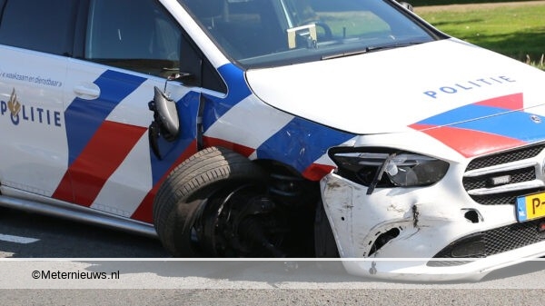 Zware schade politie wagen na aanrijding Hoogeveen. Zware schade politie wagen na aanrijding Hoogeveen.