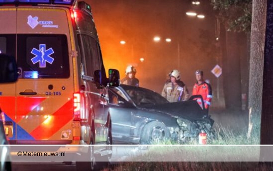 Ernstig ongeval Assen; Auto botst tegen boom. Ernstig ongeval Assen; Auto botst tegen boom.
