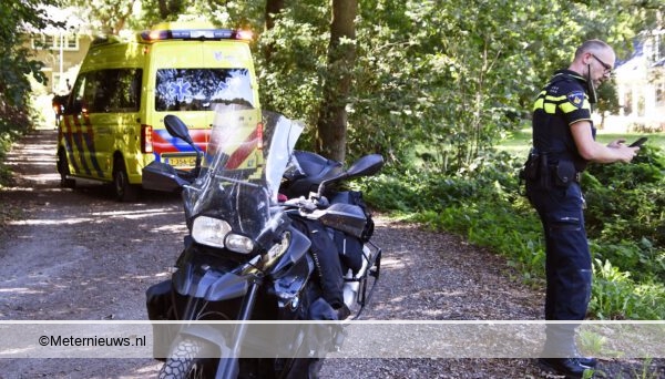 Fietser gewond na ongeval met motor Midlaren. Fietser gewond na ongeval met motor Midlaren.