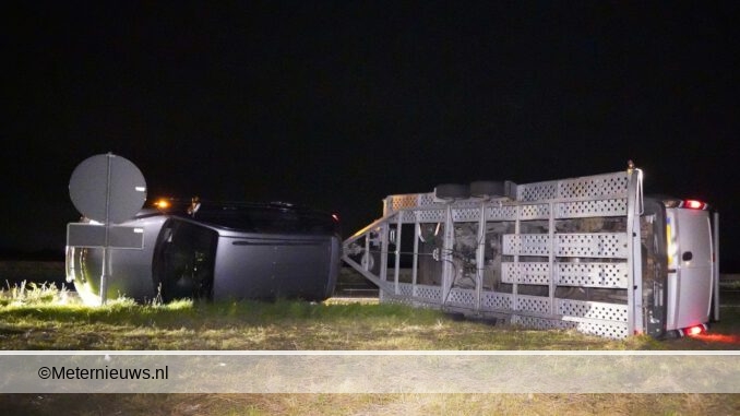 busje en aanhanger met busje op de kant A28 Hoogeveen