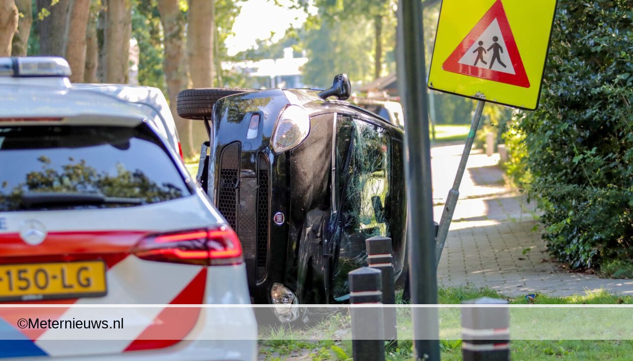 Auto op de kant in Emmen