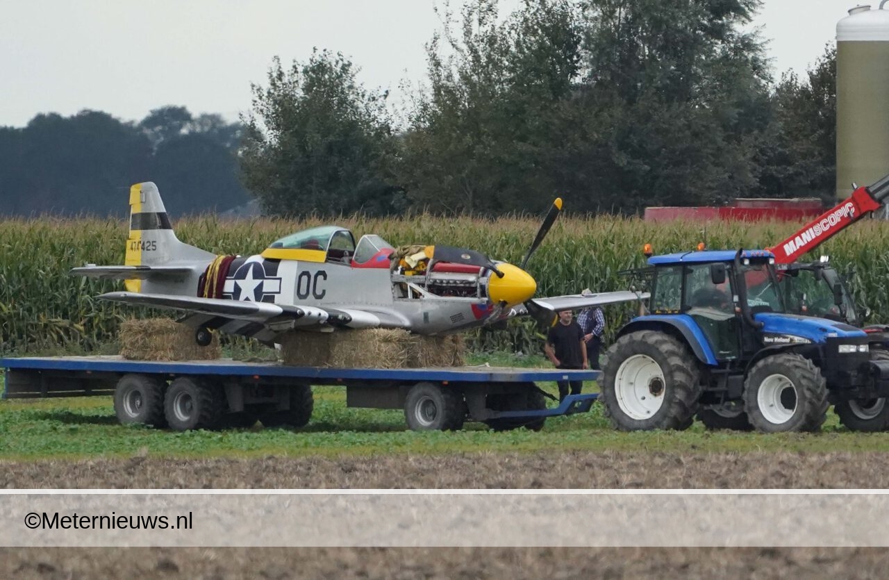 Historisch vliegtuigje van de baan in Oostwold