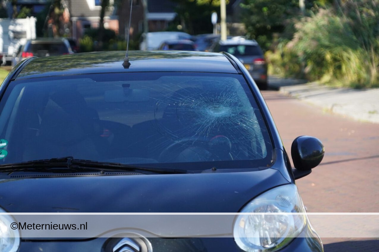 jongetje tegen auto in eelde