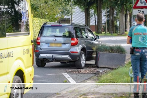 Auto botst op bloembak wegversmalling Midlaren (Video)