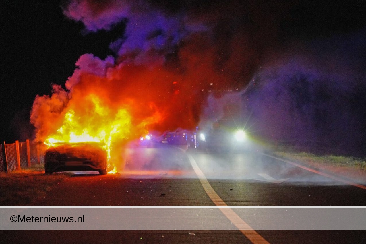 auto in brand in Nieuw Amsterdam