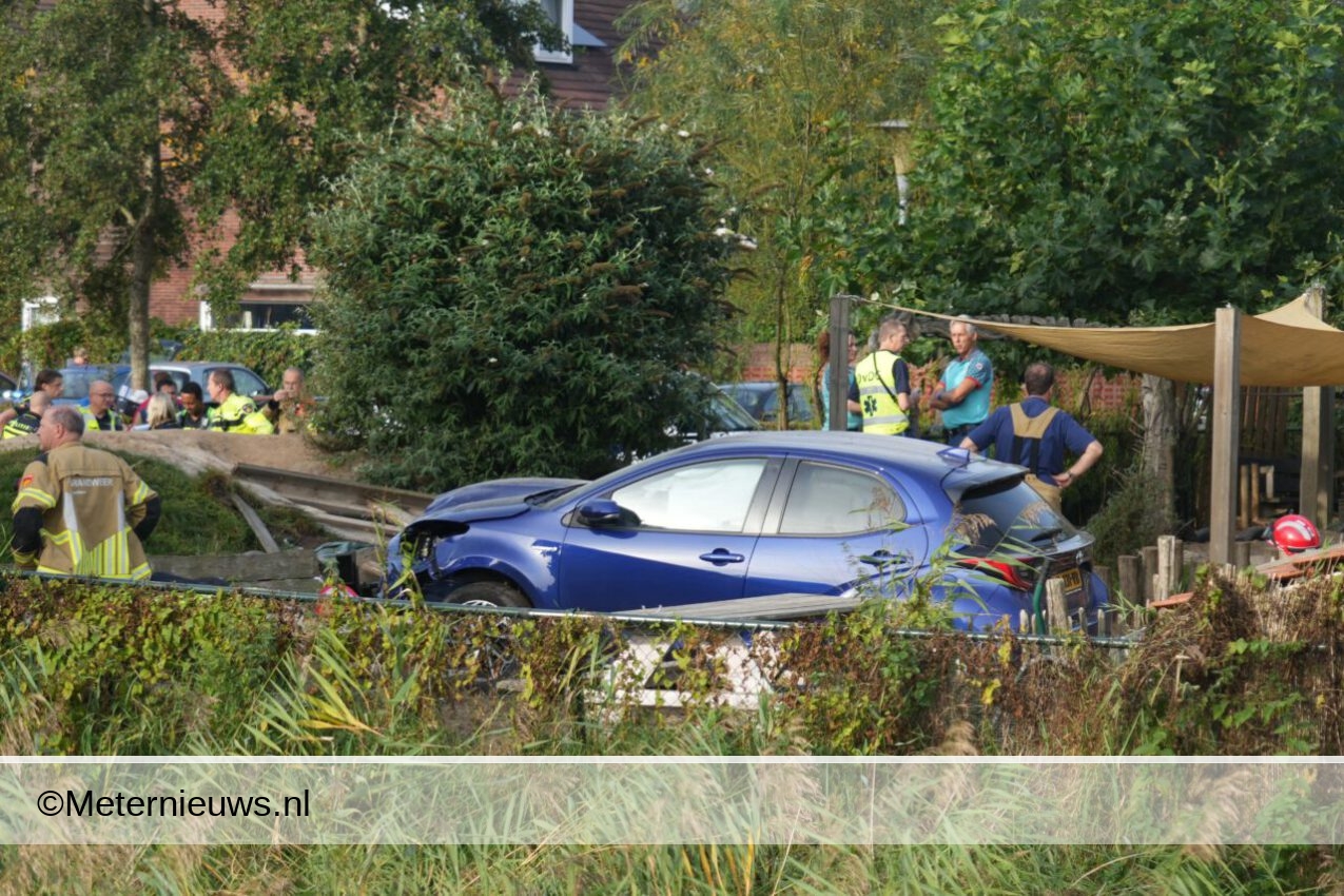 auto rijdt speelplaats kinderopvang op Zwolle gewonden