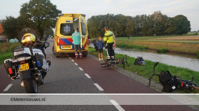 brommer rijdt fietsers aan Ommerkanaal