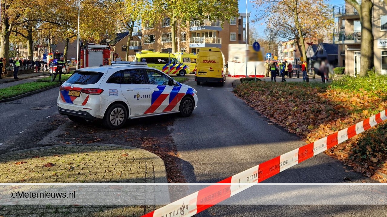 Scootmobiel aangereden door vrachtwagen in Emmen. Scootmobiel aangereden door vrachtwagen in Emmen.