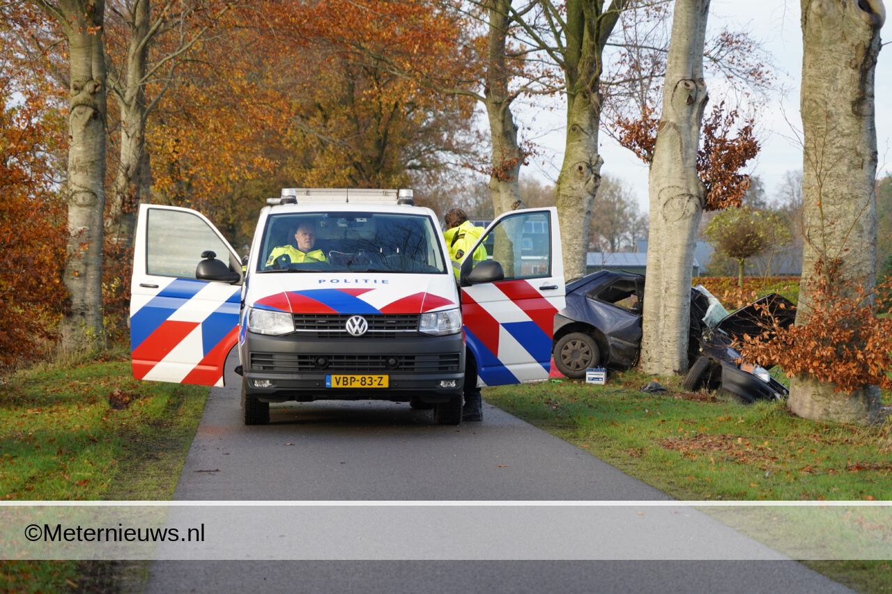 Automobiliste komt om het leven na ongeval in Nieuwleusen. Automobiliste komt om het leven na ongeval in Nieuwleusen.