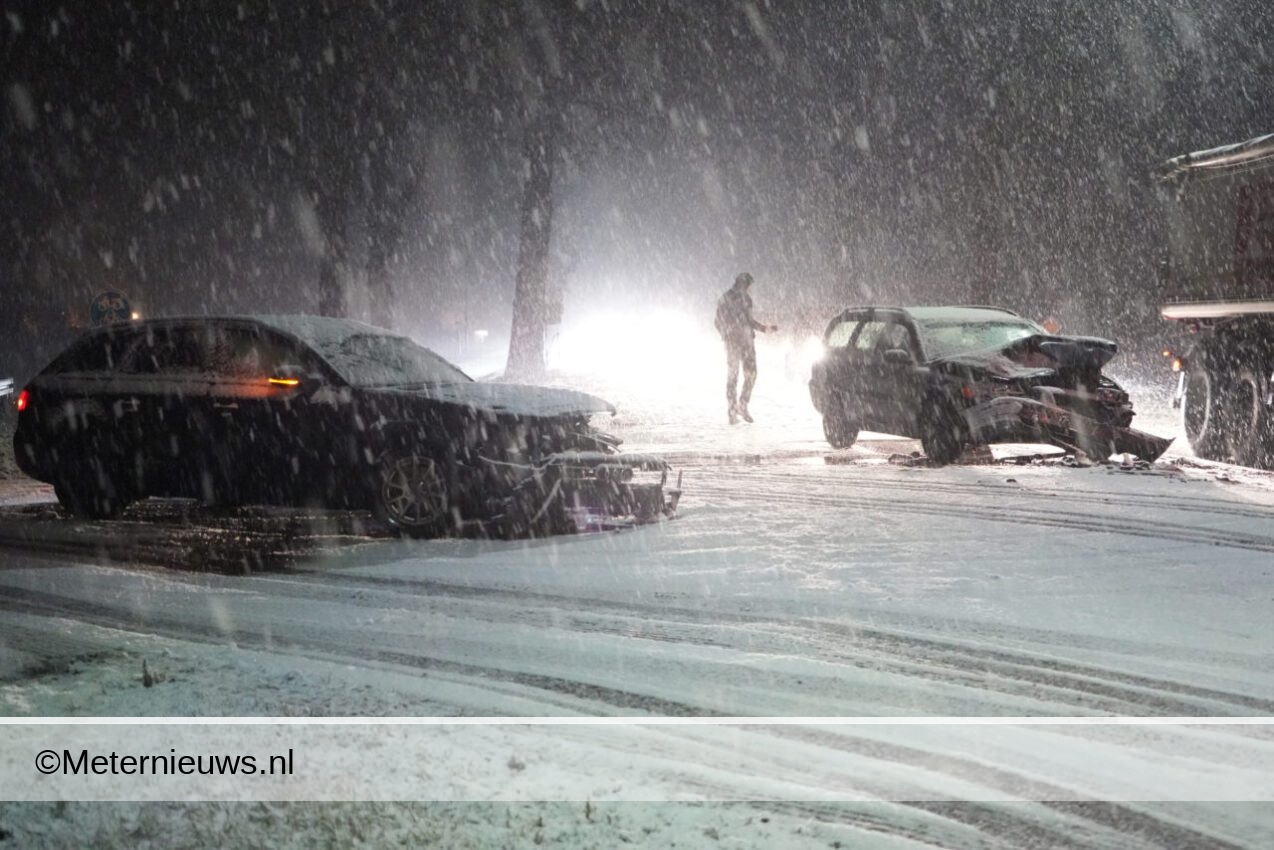 Fors ongeval in de sneeuw in Schoonebeek.