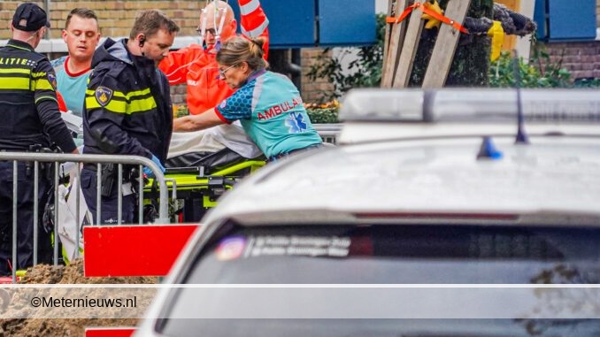 man valt van balkon in Groningen