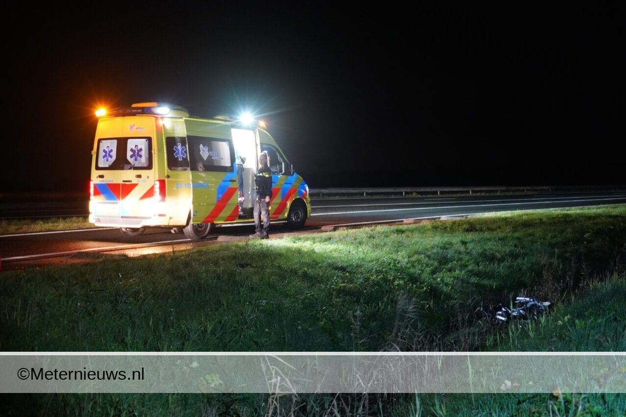 Motorrijder rijdt verkeersbord omver en de sloot in A28 Assen (Video)