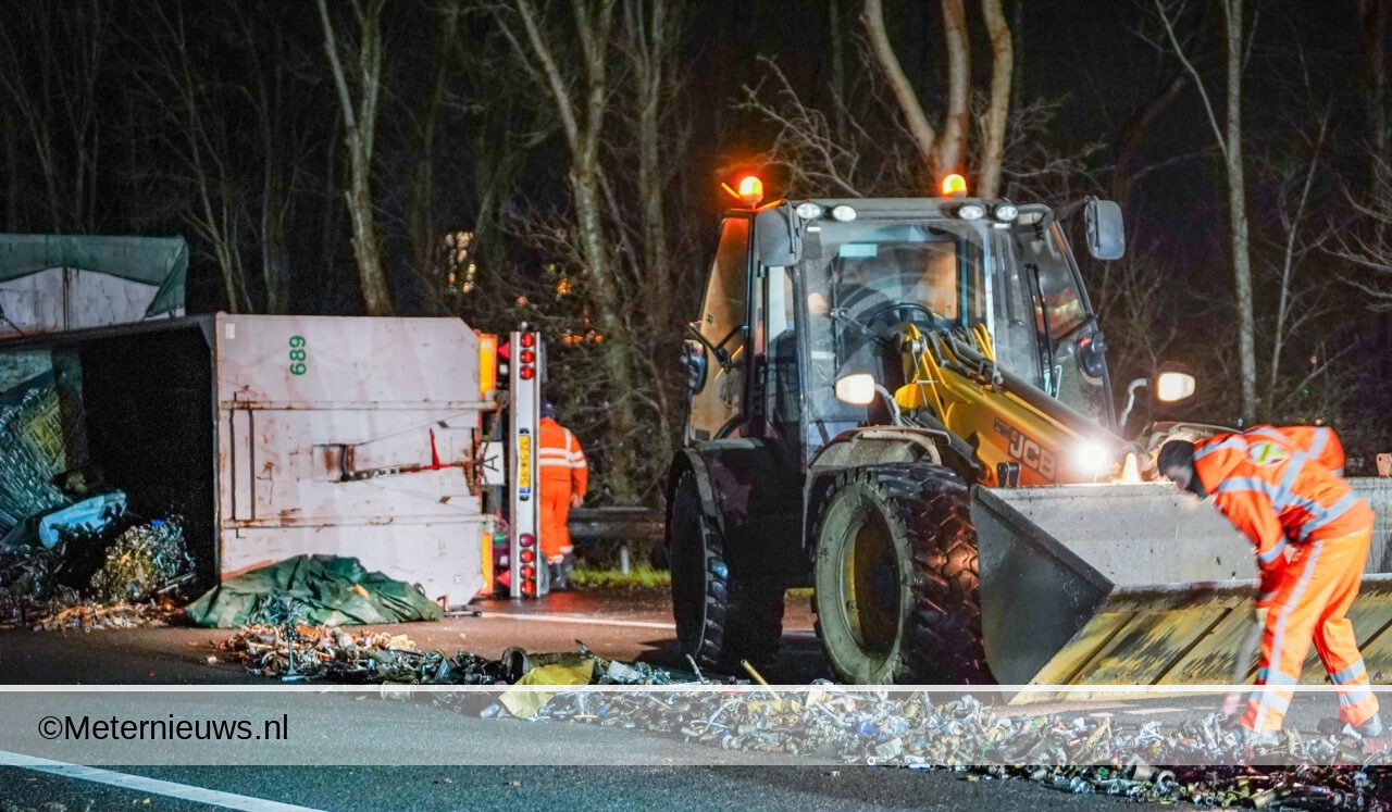 A7 Kolham afgesloten en bezaaid met oud ijzer gekantelde trailer. A7 Kolham afgesloten en bezaaid met oud ijzer gekantelde trailer.
