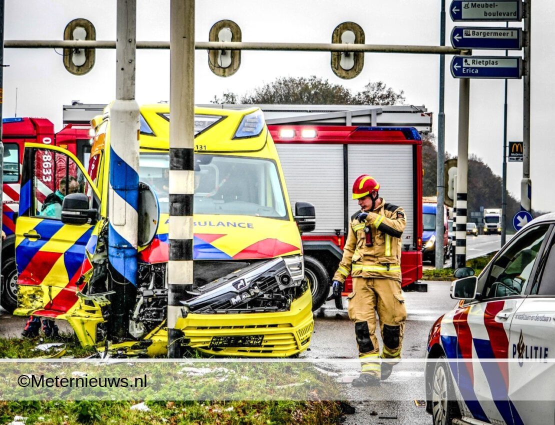 Ambulance krijgt ongeval op weg naar ongeval Emmen.