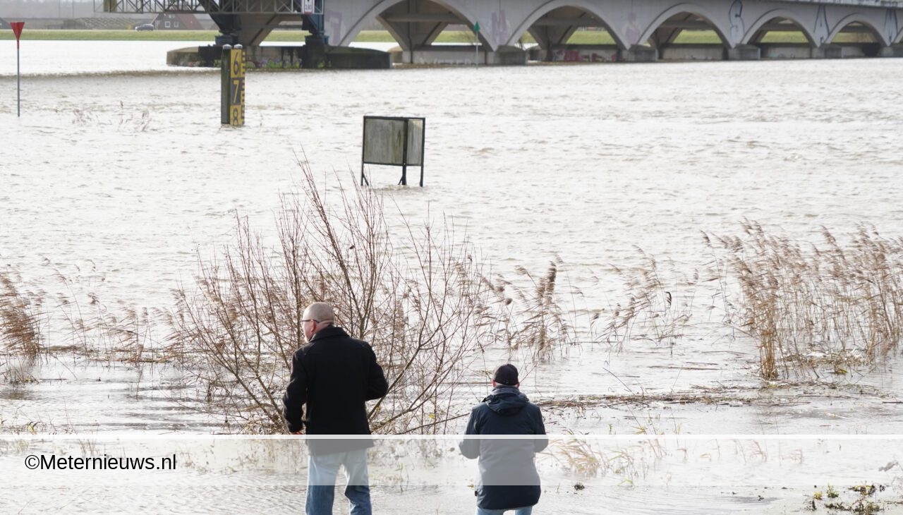 Water toerist legt de overstroming van de Ijssel Zwolle vast