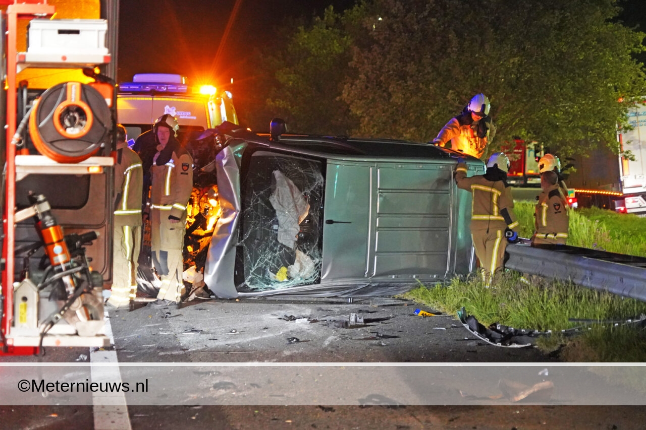 Ongeluk bij Staphorst: rijstrook dicht en file op A28. Ongeluk bij Staphorst: rijstrook dicht en file op A28.