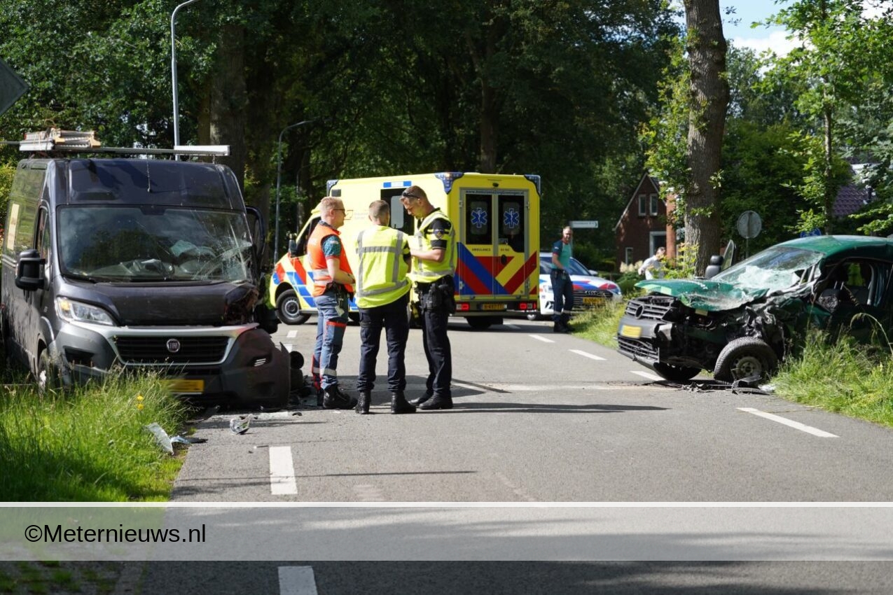 Frontale aanrijding in Scharmer. Frontale aanrijding in Scharmer.