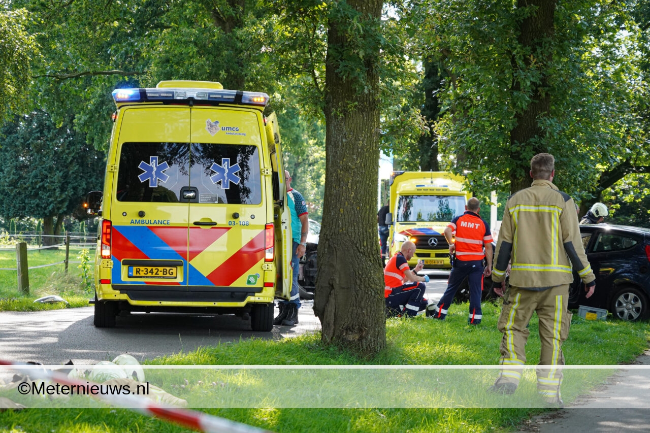 Frontale aanrijding met twee gewonden in Nieuw Roden. Frontale aanrijding met twee gewonden in Nieuw Roden.