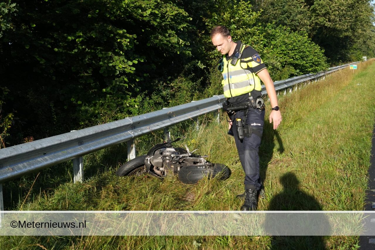 Motorrijder gewond na aanrijding op de N377 bij Dedemsvaart. Motorrijder gewond na aanrijding op de N377 bij Dedemsvaart.