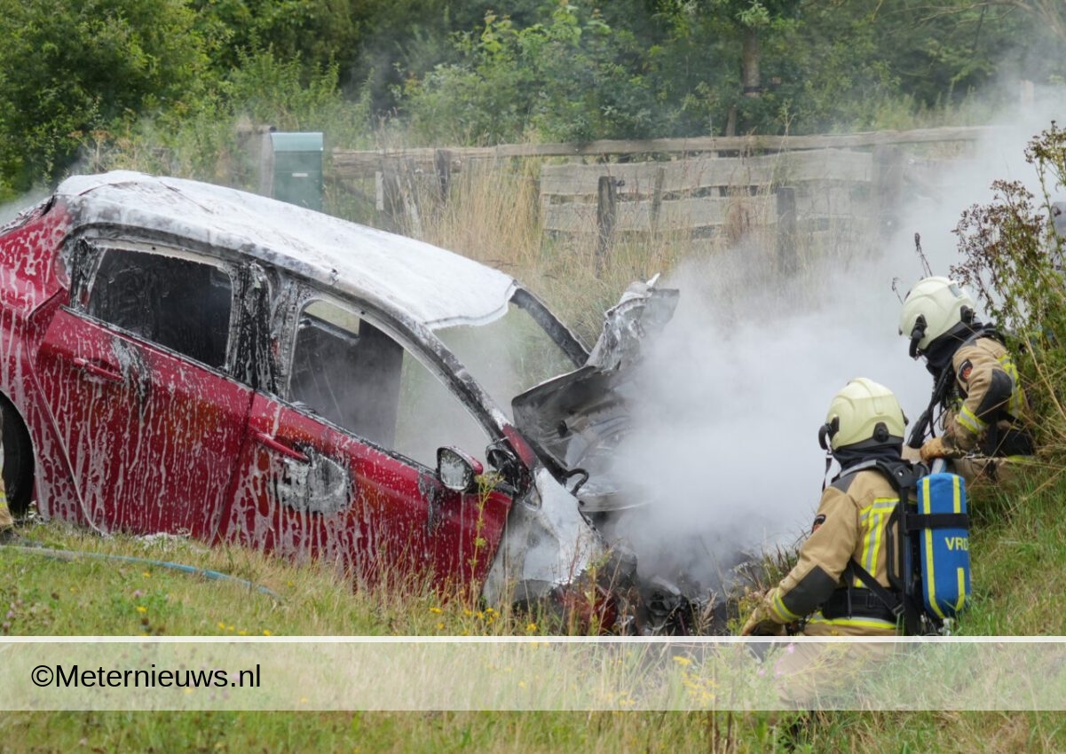 Auto in brand na aanrijding Laaghalerveen. Auto in brand na aanrijding Laaghalerveen.