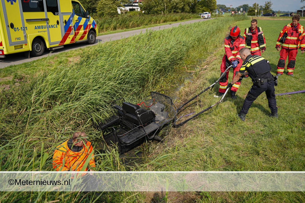 Menwagen de sloot in bij Groningse Adorp(Video)