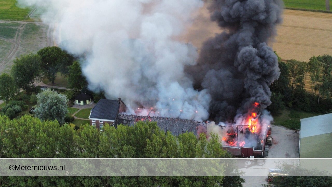 Zeer grote brand legt boerderij in de as in Termunterzijl(Video)