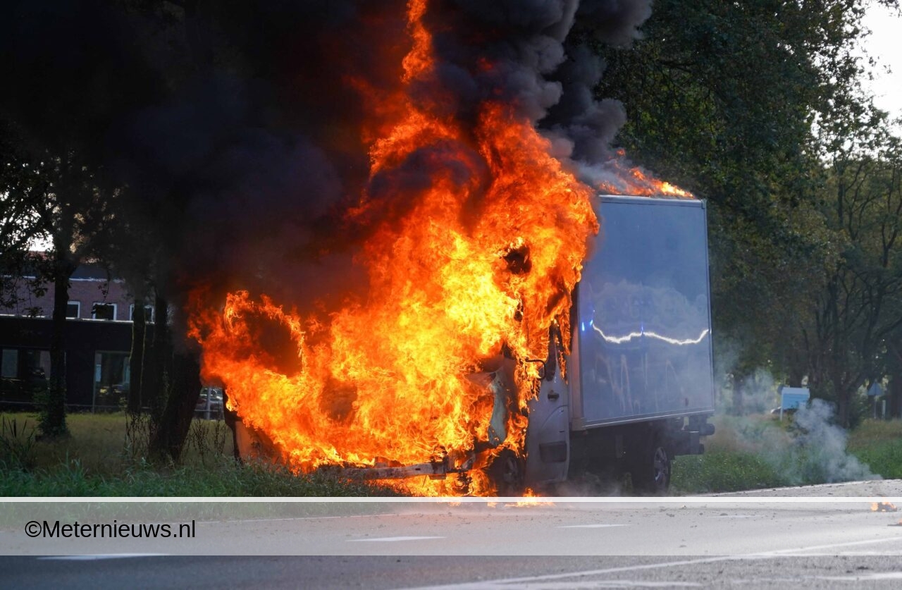 Bakwagen brandt als een fakkel in Eelde(Video)