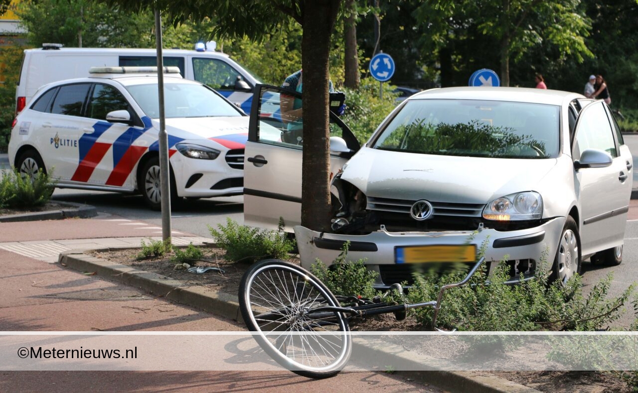 Gewonde automobilist na aanrijding in Hoogeveen. Gewonde automobilist na aanrijding in Hoogeveen.