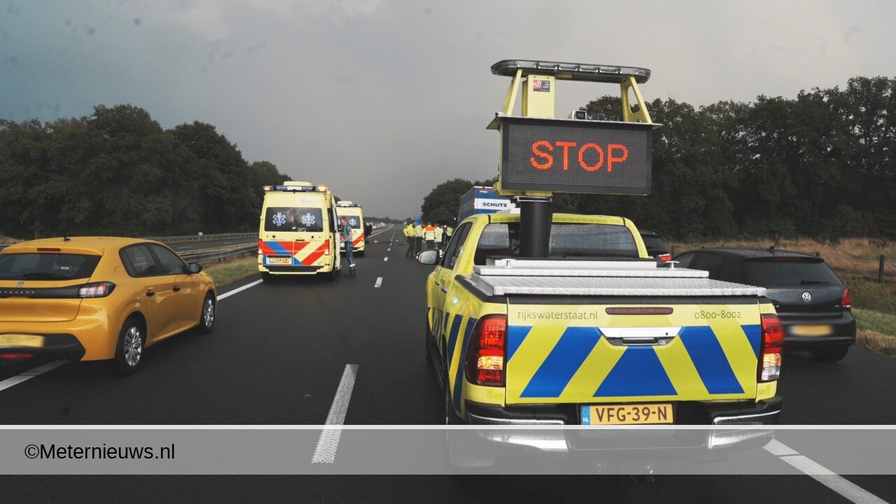 Auto tegen boom en op de kop op wegdek Onna(video )