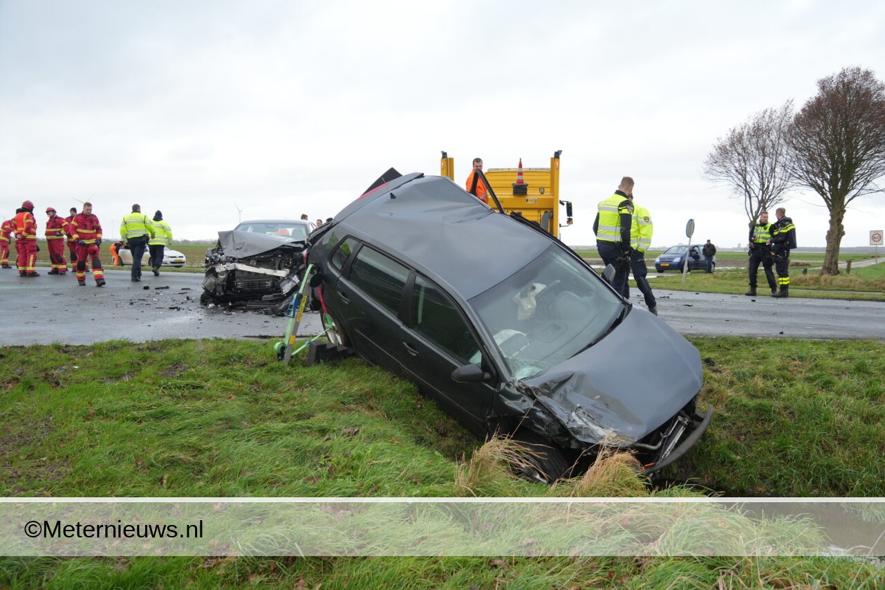 Twee gewonden na aanrijding Drentse Mondenweg Nieuw-Buinen. Twee gewonden na aanrijding Drentse Mondenweg Nieuw-Buinen.