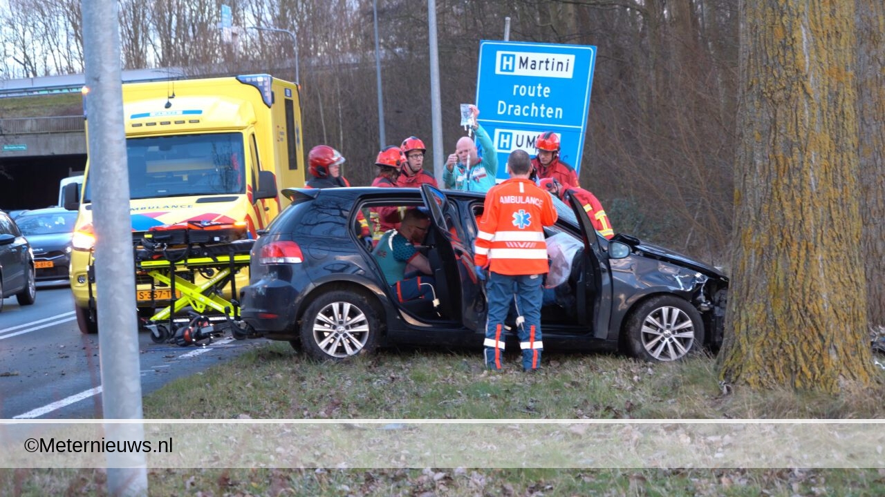 Bestuurder bekneld na botsing tegen boom. Bestuurder bekneld na botsing tegen boom.