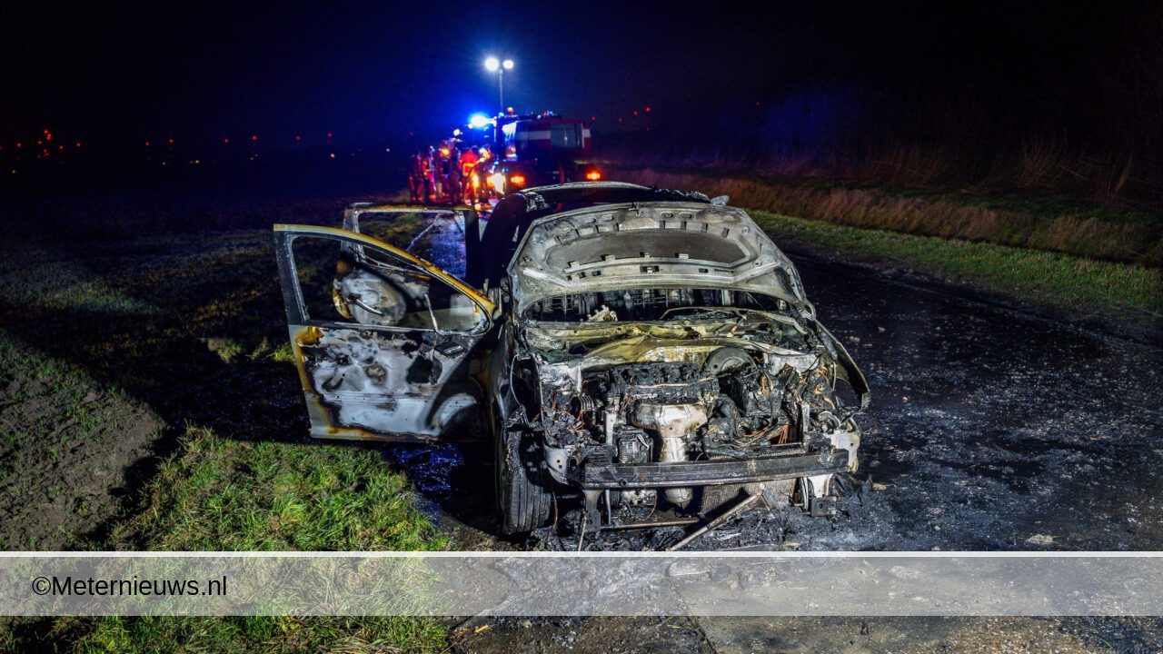 Auto verwoest door brand in Woldendorp(Video)
