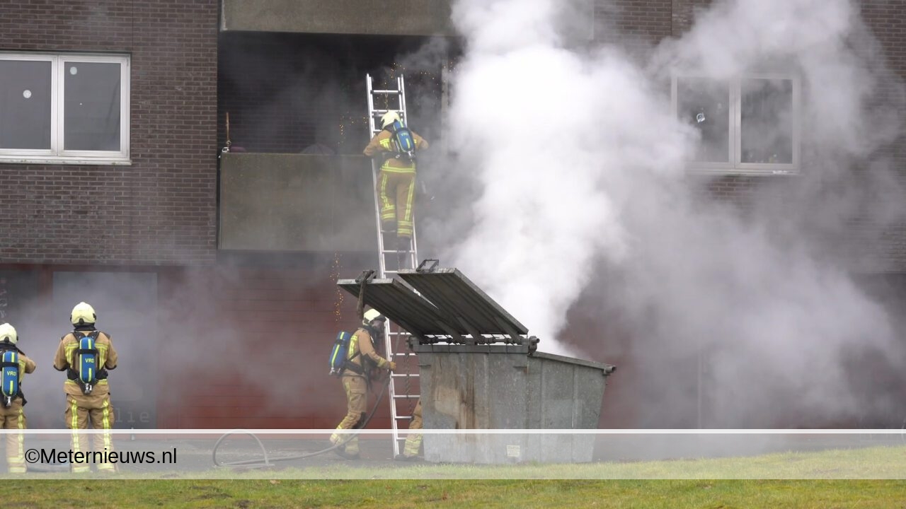 Brand in container onder balkon in Eelde