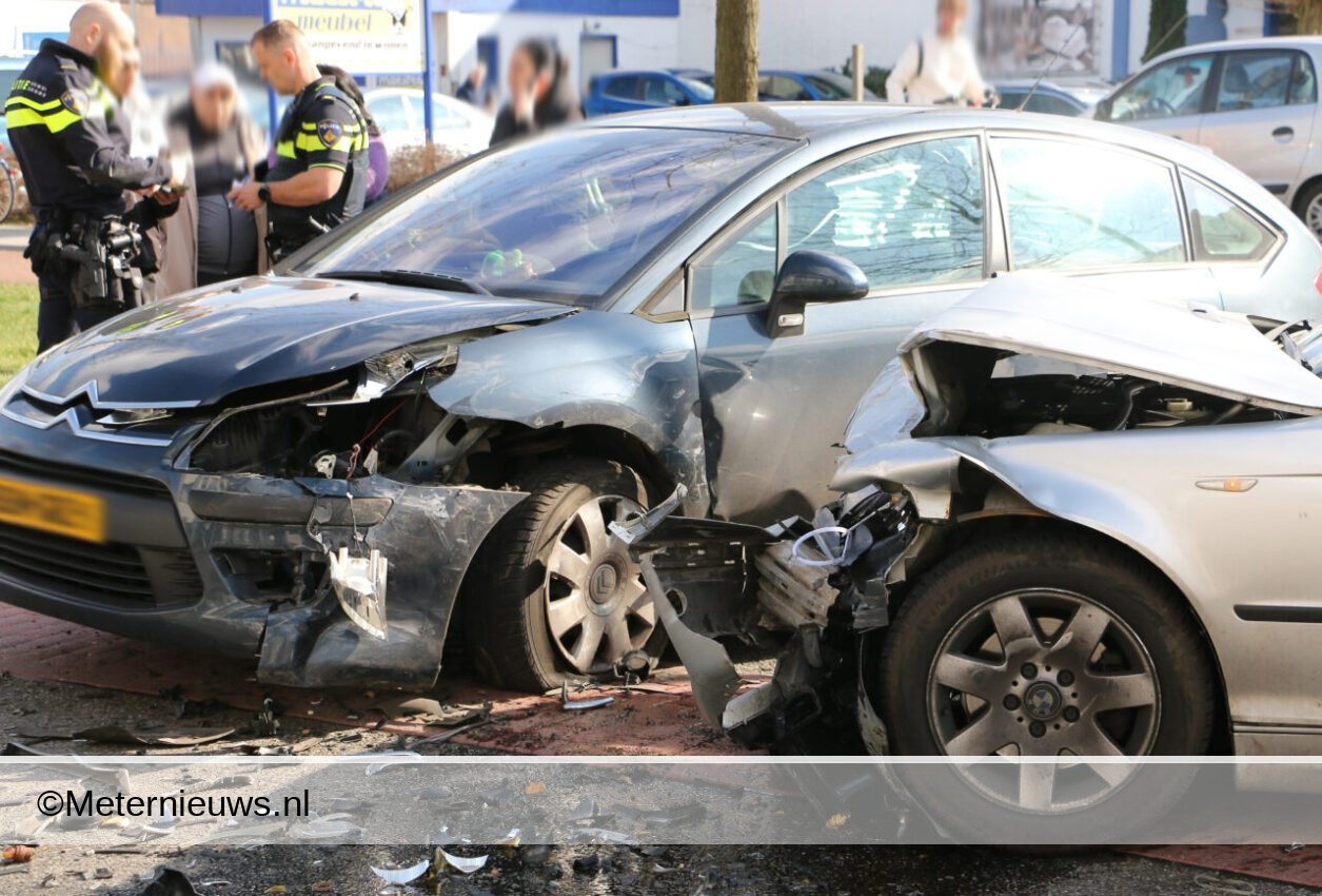 Twee auto’s fors beschadigd na ongeval in Hoogeveen. Twee auto’s fors beschadigd na ongeval in Hoogeveen.