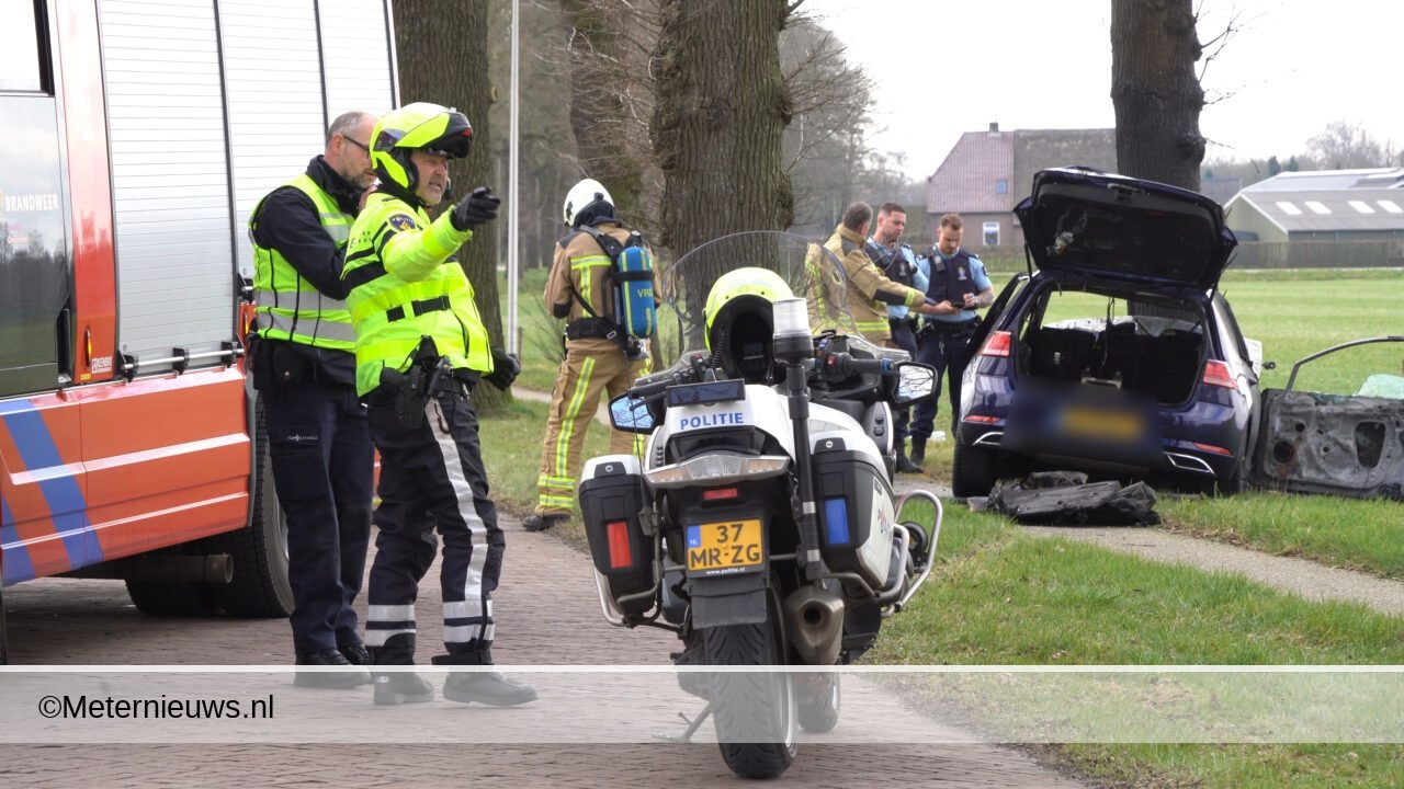 Auto na ongeval in brand in Dalen. Auto na ongeval in brand in Dalen.