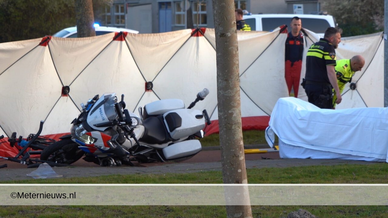 Motoragent en fietsster gewond na aanrijding Groningen. Motoragent en fietsster gewond na aanrijding Groningen.