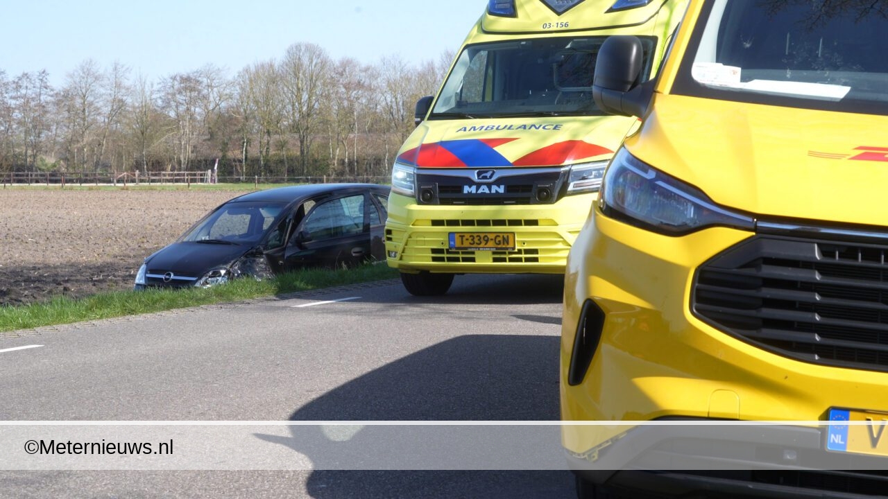 Gewonde na aanrijding auto tegen pakketdienst in Veeningen. Gewonde na aanrijding auto tegen pakketdienst in Veeningen.