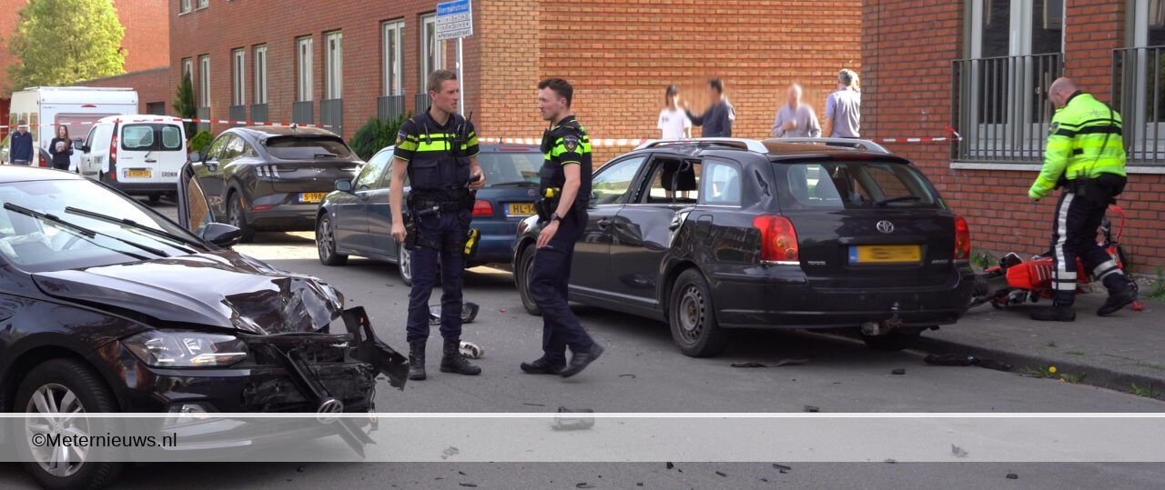 Na aanrijding auto. Crossmotorijder vlucht.in Groningen. Na aanrijding auto. Crossmotorijder vlucht.in Groningen.