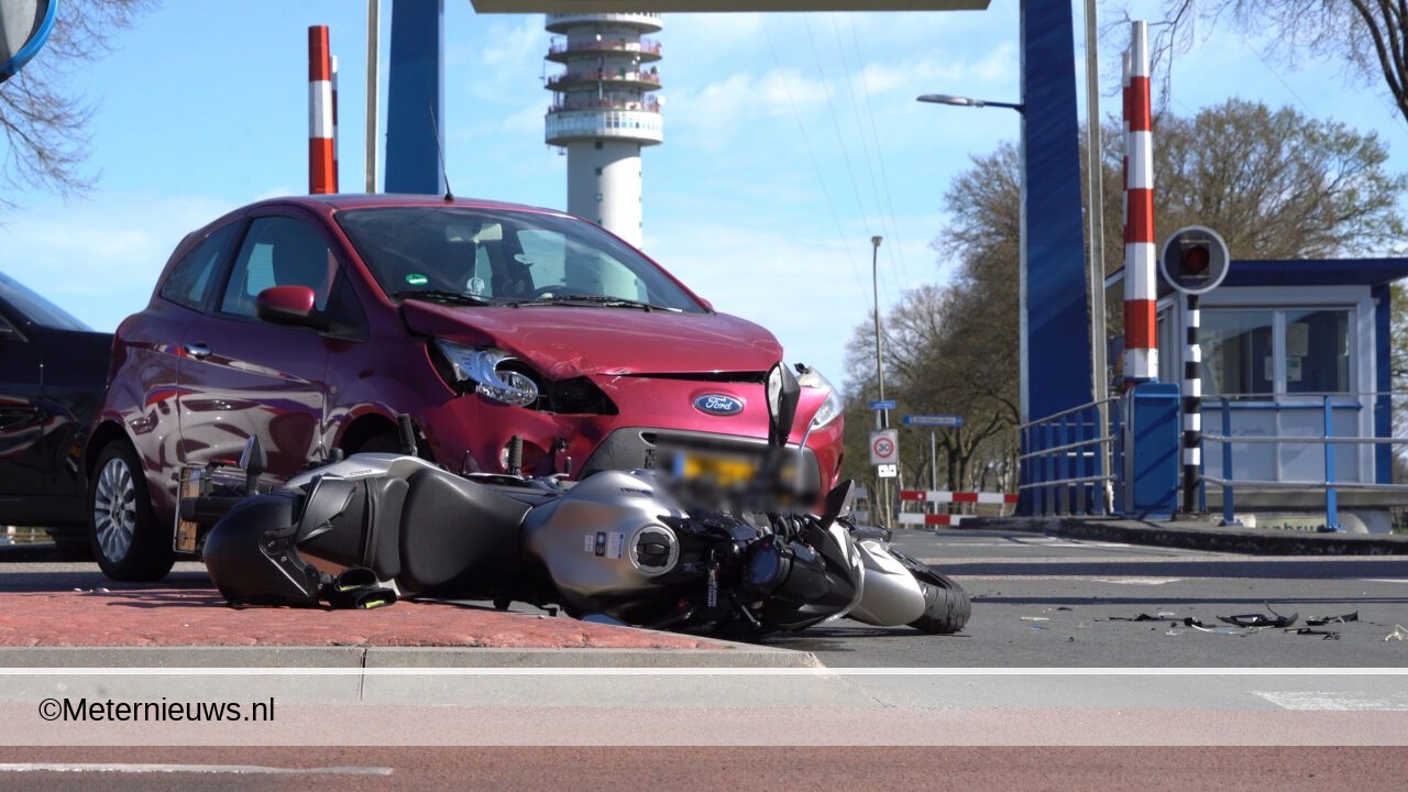 Motorrijder zwaar gewond na aanrijding in Hoogersmilde. Motorrijder zwaar gewond na aanrijding in Hoogersmilde.