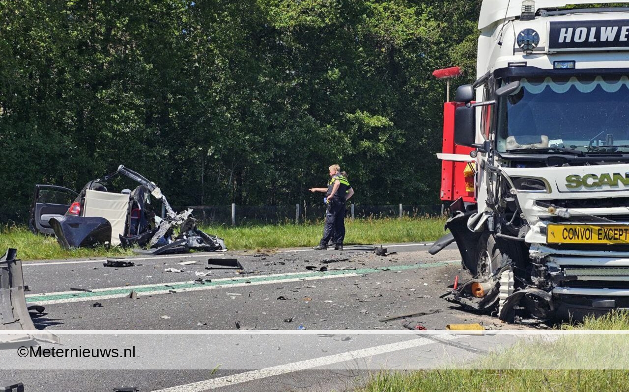 Twee doden na ongeval op N34 bij Annen. Twee doden na ongeval op N34 bij Annen.