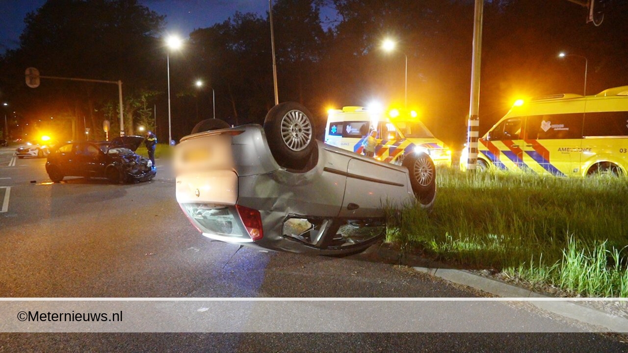 Auto over de kop na aanrijding in Emmen. Auto over de kop na aanrijding in Emmen.
