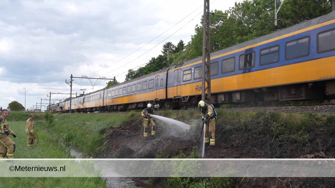 Flinke bermbrand Nijeveen vermoedelijk veroorzaakt door vastlopende rem trein(Video0 |