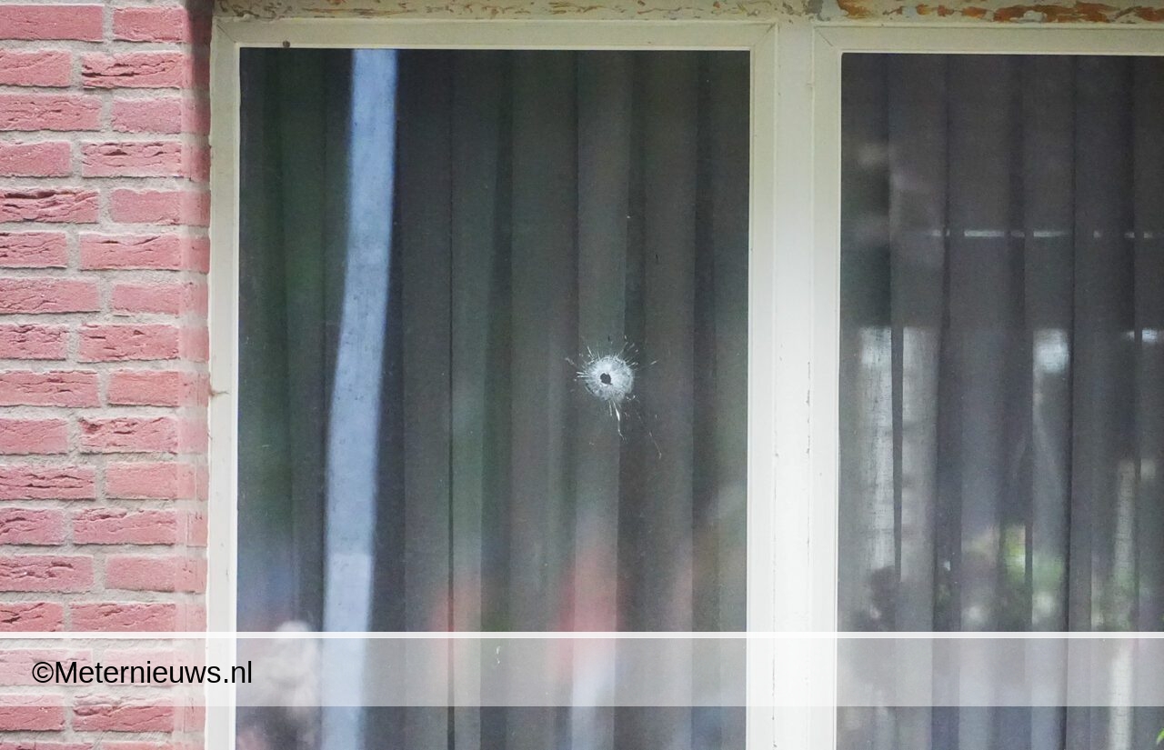 Woning beschoten in Emmen, politiehelikopter ingezet(Video)