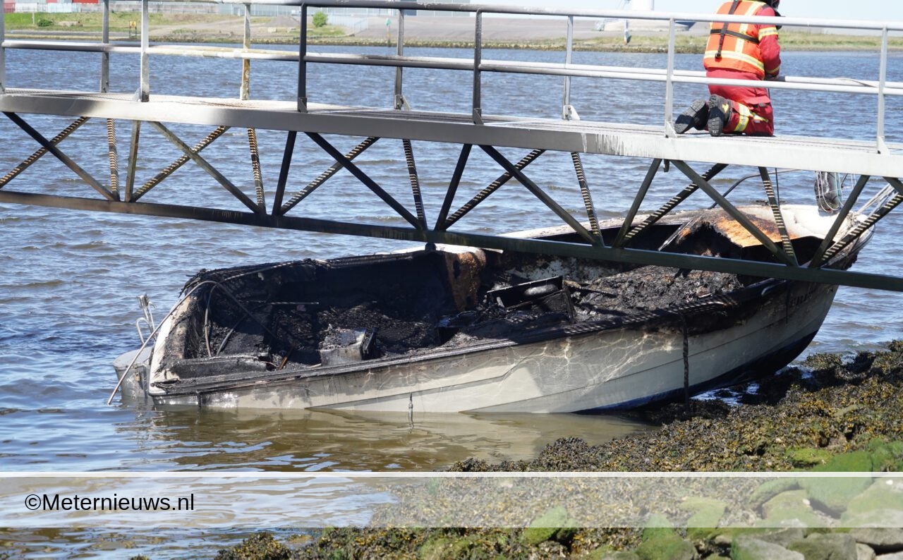 Explosie motorboot in Zeesluis Farmsum(Video)