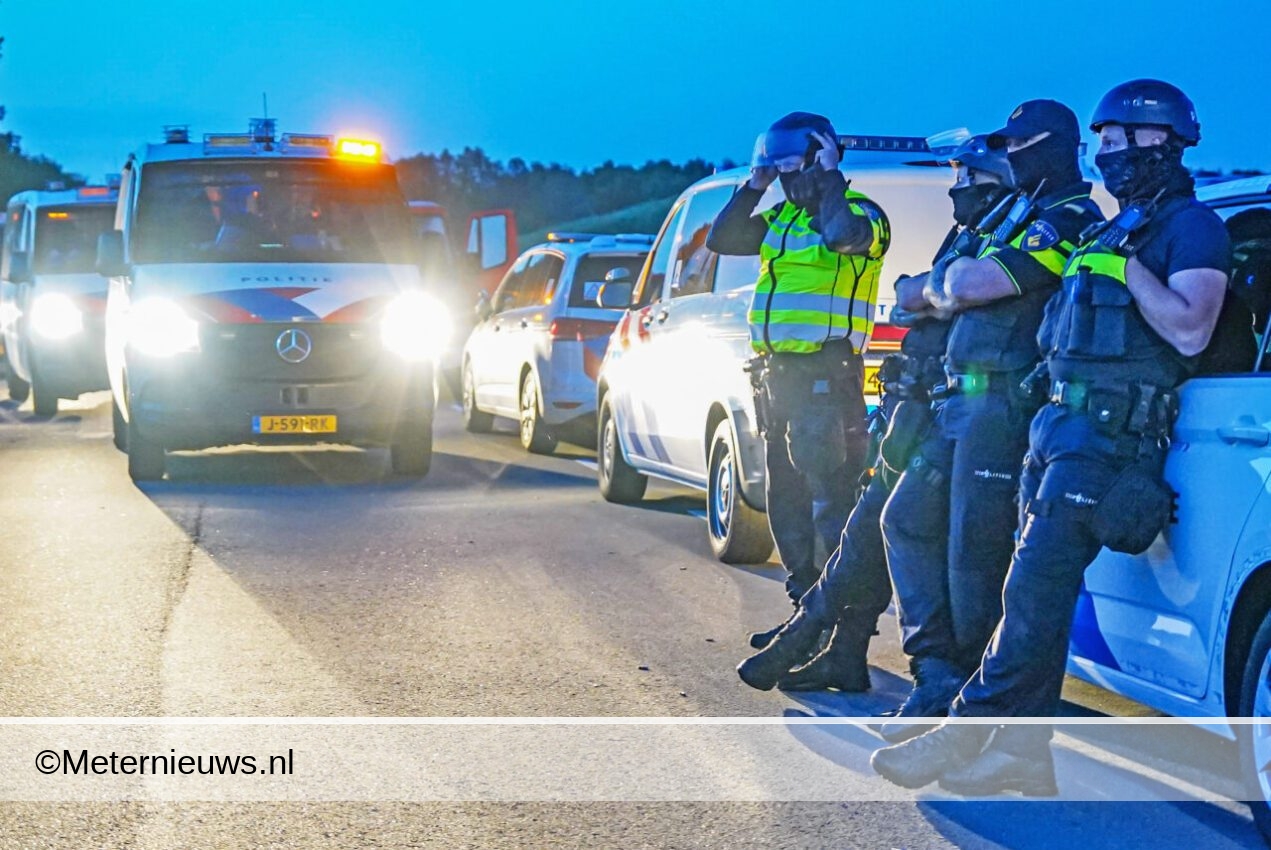 POlitie,ME,ondersteuningsgroep ontruimt Illegaal feest Termunterzijl(Video)